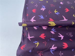 Poplin - små fugle på mørk blomme farvet bund